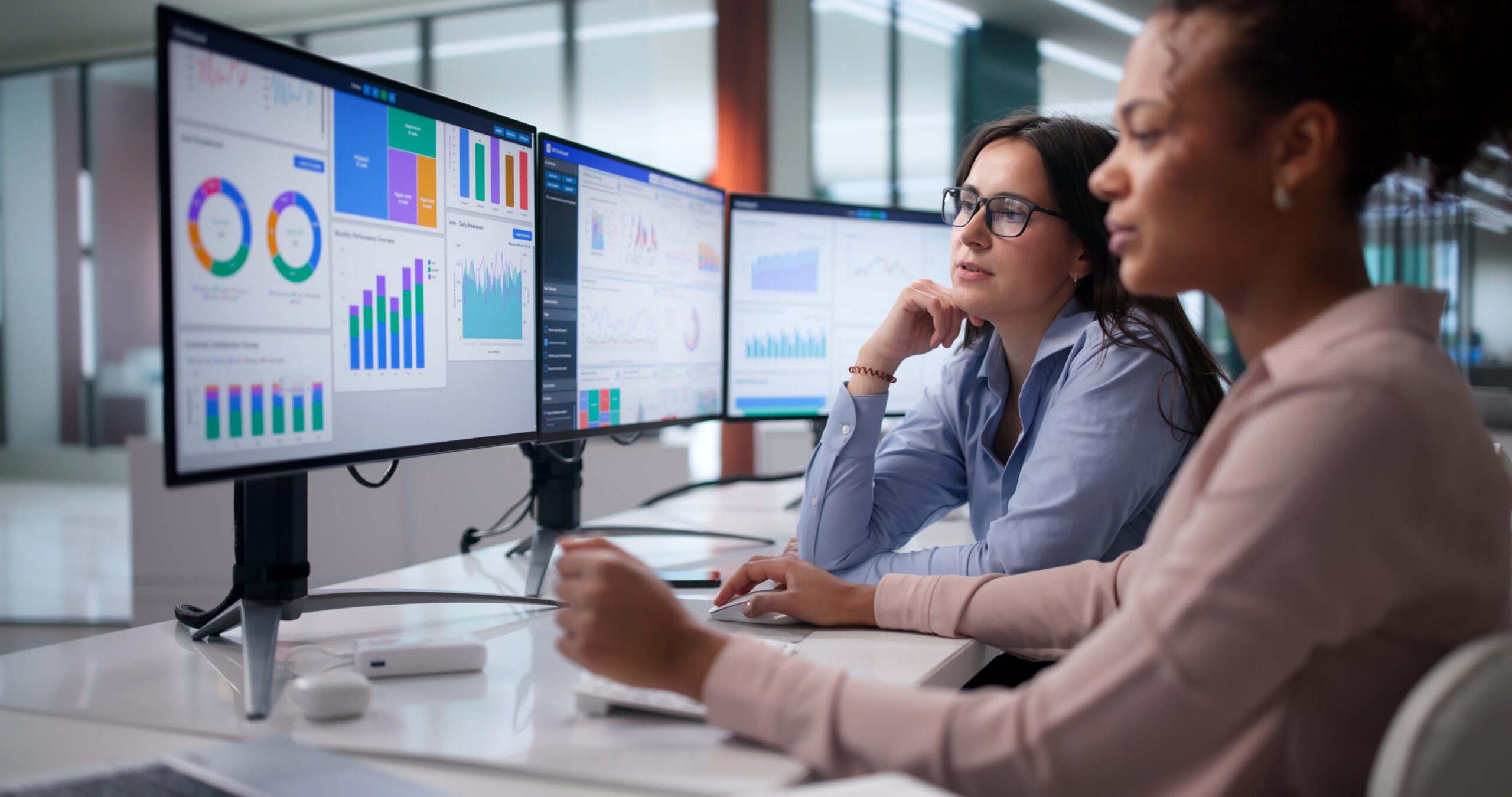 Suchmaschinenmakler Team bei der Arbeit an SEO-Dashboards